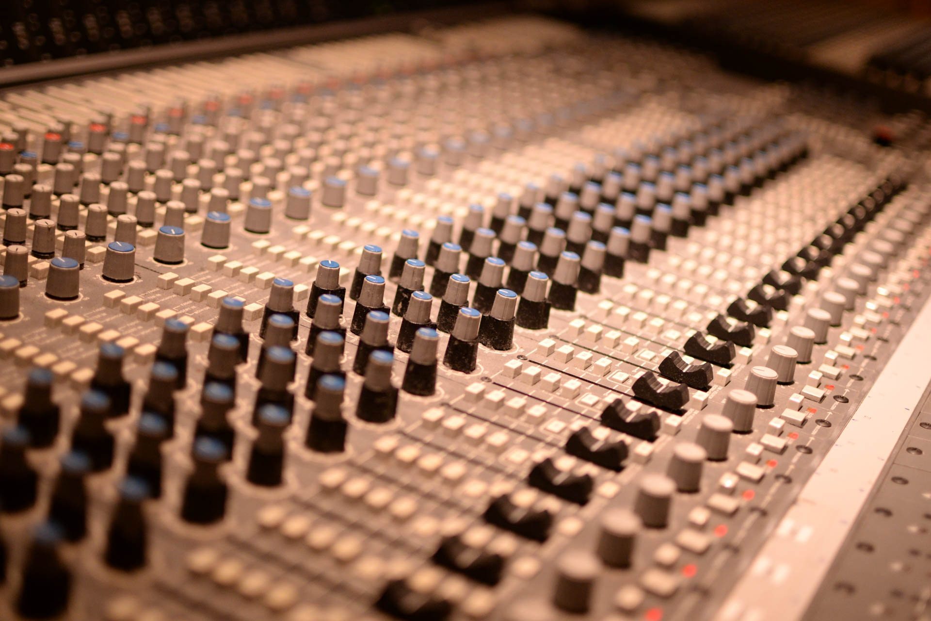 Livemix Blog - Analog Mixers vs. Digital Mixers